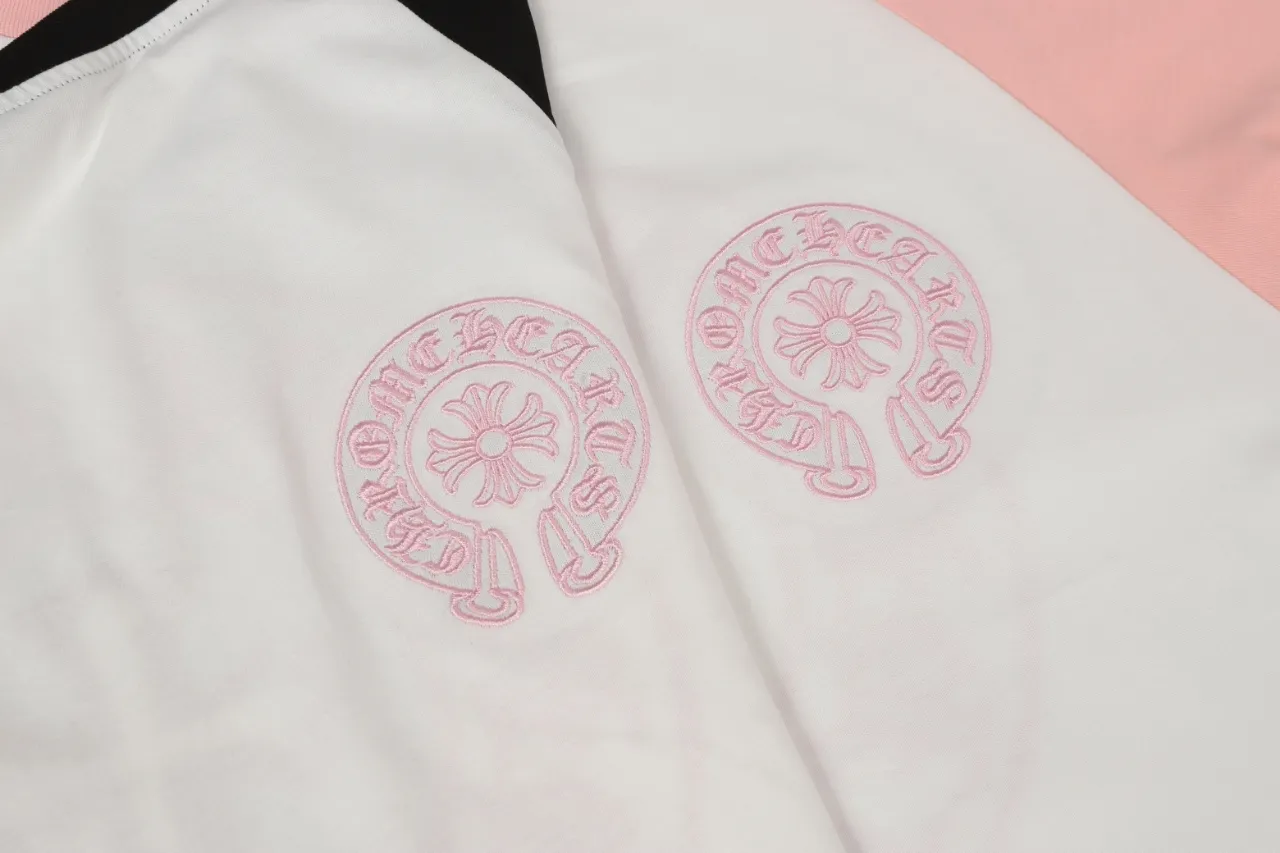 P170 Cross-border quantity model, please do not place an order if you are pursuing quality -Chrome Hearts/Chrome Hearts Xiaohongshu popular Sanskrit horseshoe stitching embroidered long-sleeved T-shirt -High weight, high density and high quality, soft, delicate and skin-friendly wool, soft and silky to the touch, excellent warmth and skin-friendly properties -Customized weaving and dyeing, no color difference, no matter the fabric or workmanship details, beat the ordinary version on the market -Colour: black with white, black with pink -Size: S M L XL
